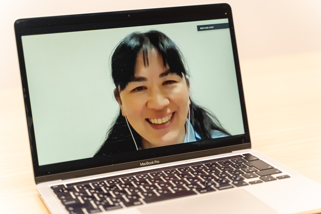 佐伯夕利子さんが笑顔で話す様子