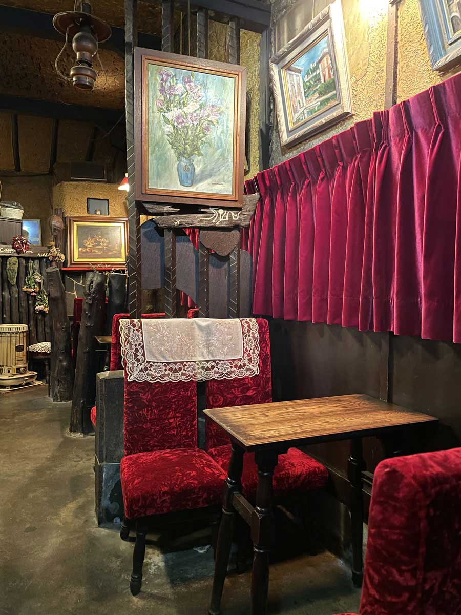 高円寺にある喫茶店「ネルケン」の内装