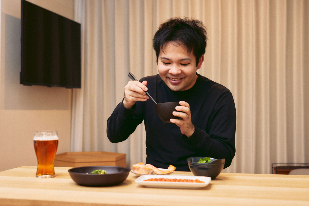 しもつかれ風サーモン粕汁を食べるサーモン中尾