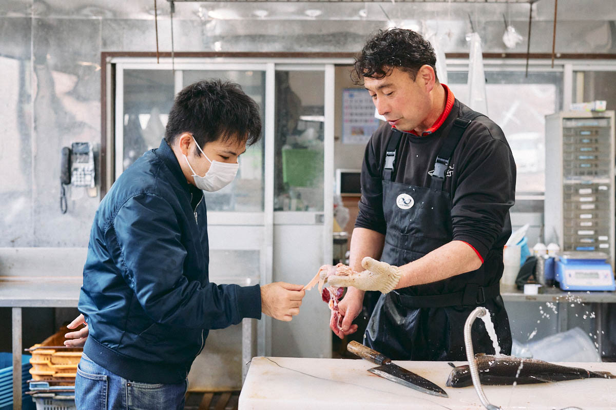 実際に内臓を見せてもらったのですが、今まで見てきた養殖サーモンの内臓に比べて、圧倒的に内臓脂肪が少なかったです