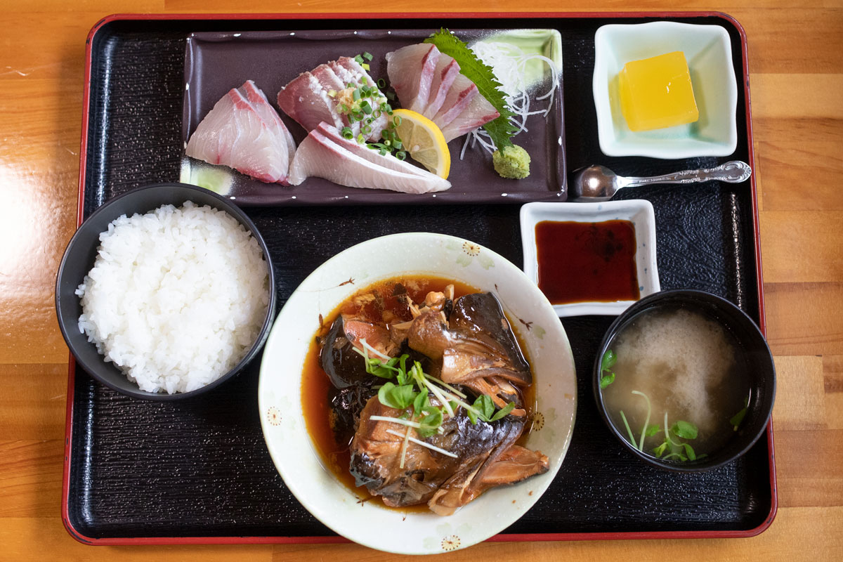 漁協直営の「長島大陸食道」で一番人気の鰤王定食1,200円（※2022年5月当時の価格）。よく煮込まれたあら煮は、骨まで食べられる柔らかさ