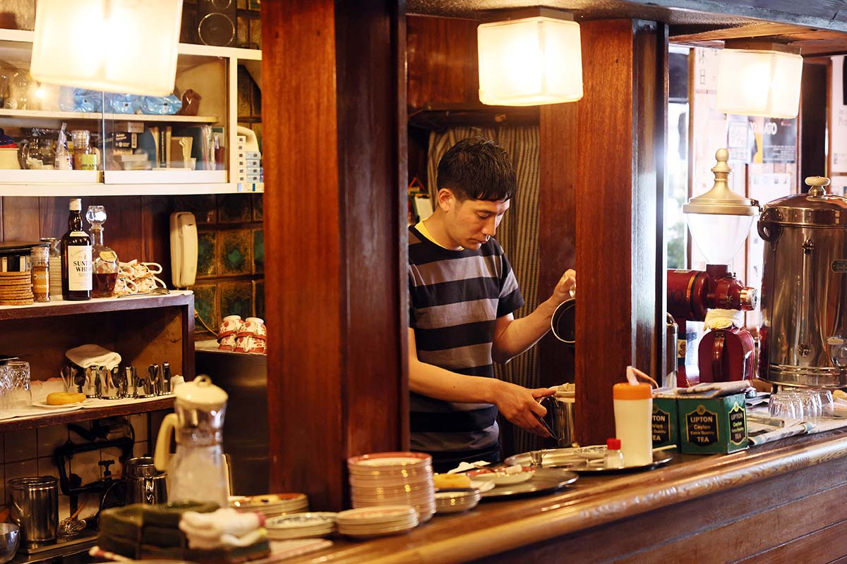 コーヒーを入れる奥野薫平さん