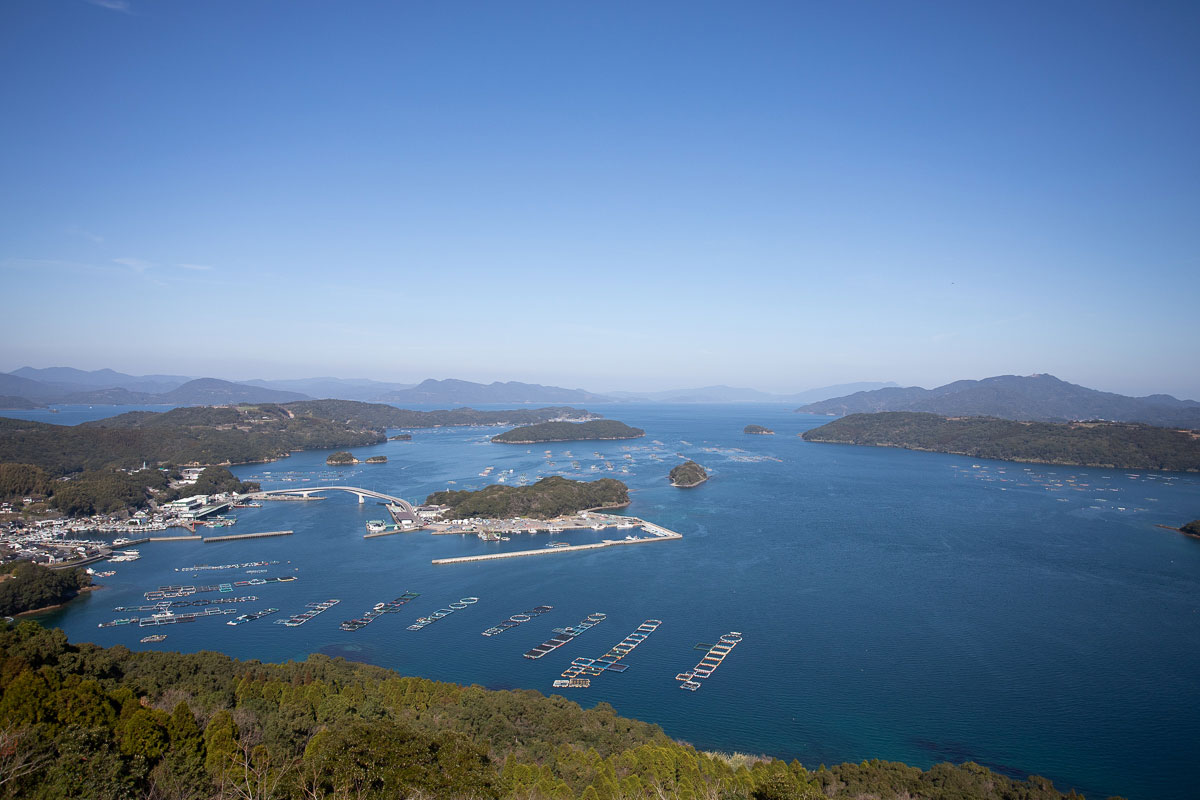 長島の海は青く澄んでいて美しい