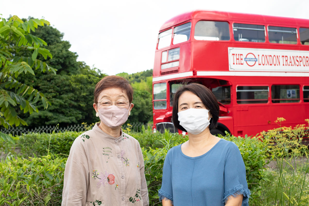 日本紅茶協会認定・ティーインストラクター&紅茶製造責任者の田中京子さん(左)と、薩摩英国館・館長の田中真紀さん(右)