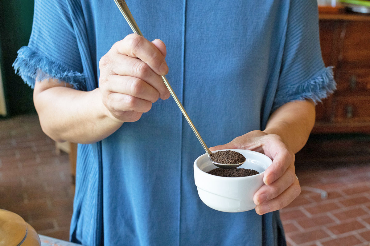 ホットミルクティーの入れ方。ポットの湯を捨て、茶葉(3~5g)をポットに入れる。