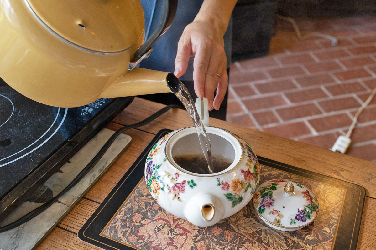 アイスミルクティーの入れ方。ホットミルクティーの手順1~4で紅茶を入れる。