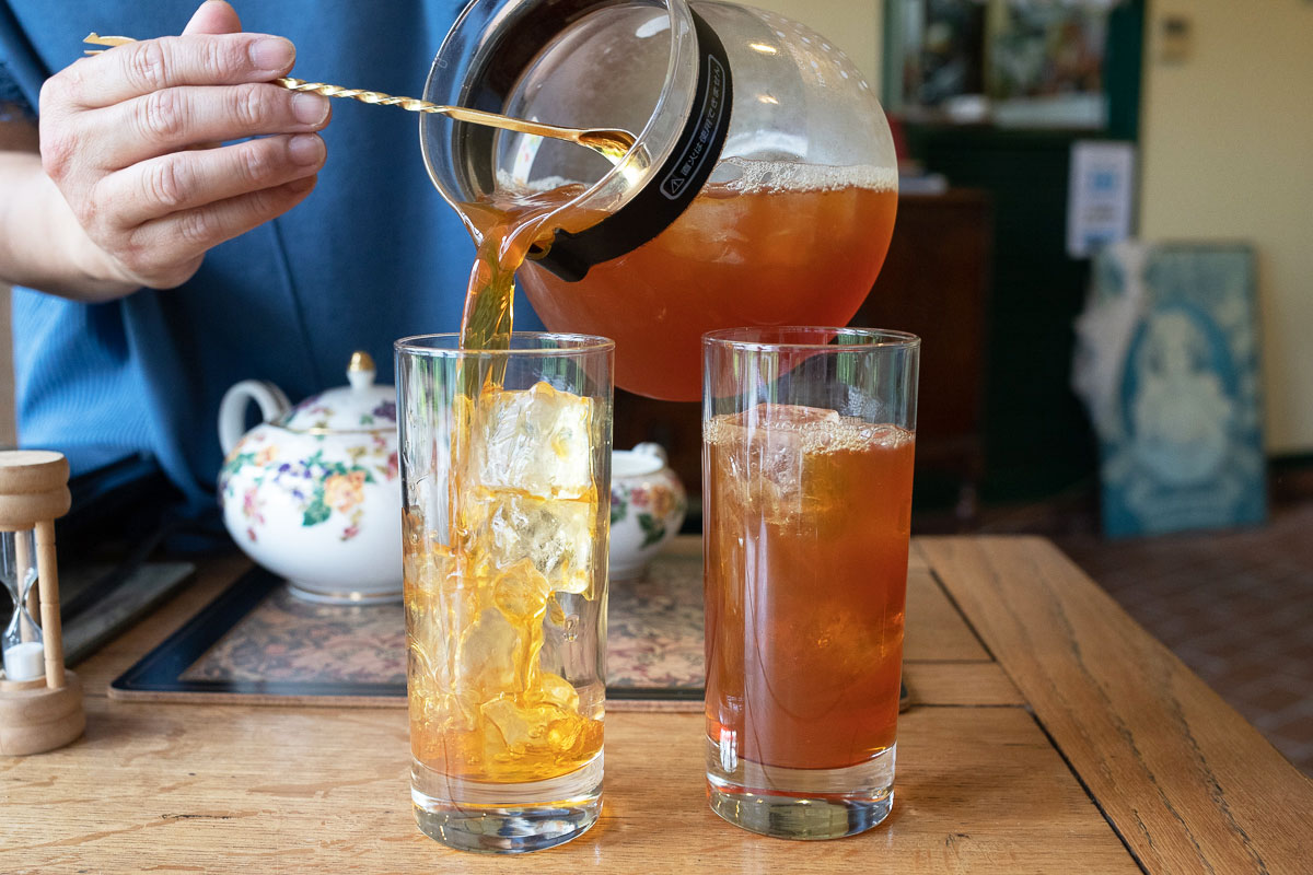 アイスミルクティーの入れ方。氷を入れたグラスに3を注ぐ。