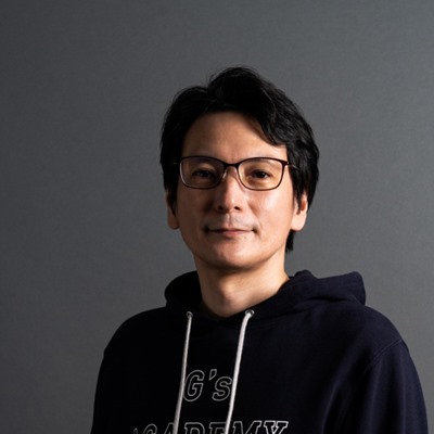 山崎大助。アパレル業界を経てエンジニアに。2008年に個人開発した「AIR Note!」は、業界でも大きな話題となった。現在は起業家・エンジニア養成学校G'sACADEMYの学校長を務めながら、デジタルハリウッドの講師業や執筆業など開発以外でも多方面で活躍している。
