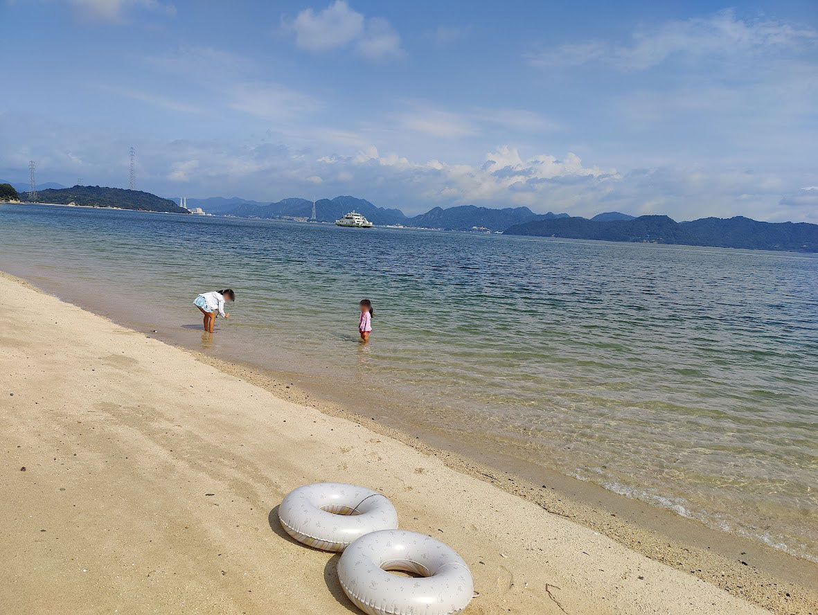 しまなみ海道の大三島にある名もなきビーチで遊ぶ娘たち