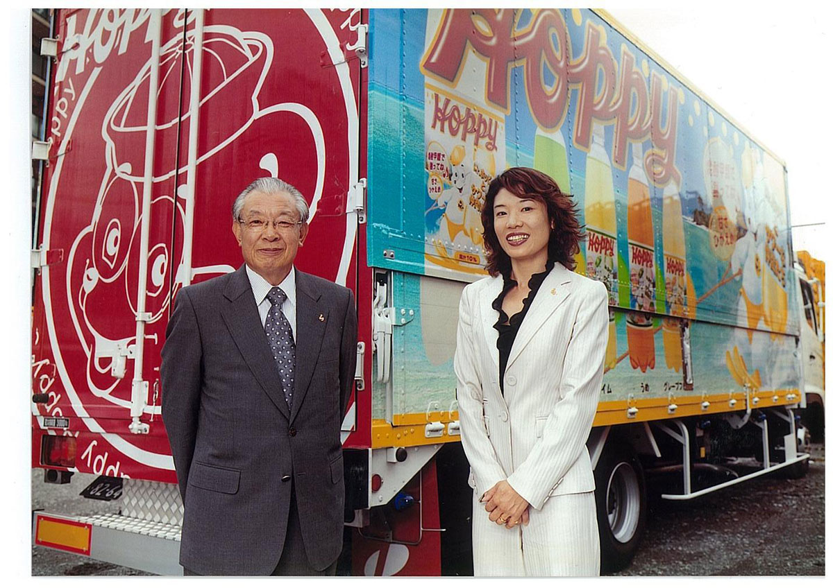 石渡美奈さんと、父である石渡光一会長の写真