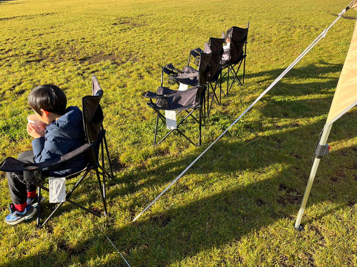 朝になり太陽が出てくると一気に気温が上がってきて、太陽の偉大さを全身で理解。起きてきた子どもたちも冷え切らないように、太陽に向けて椅子を並べ、温かいスープを作ってあげました。ミーアキャットの気持ちがよくわかる朝でした。