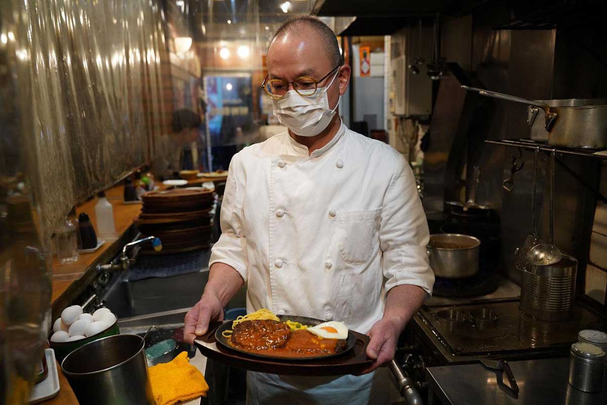 高円寺にあるハンバーグステーキ専門店「NEW-BURG（ニューバーグ）」の店主・平井誠一さんの写真