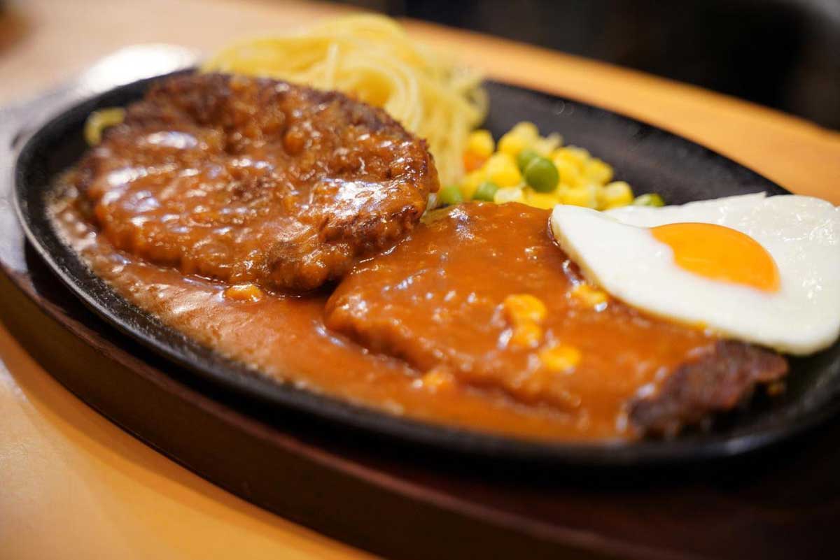 高円寺にあるハンバーグステーキ専門店「NEW-BURG（ニューバーグ）」で提供しているハンバーグの写真