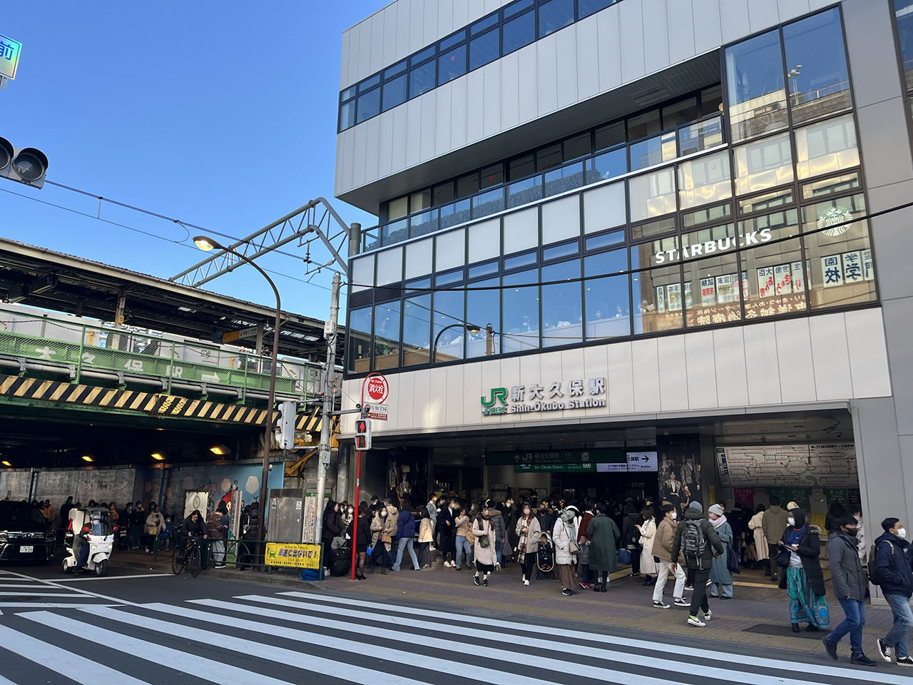 駅を出てJRのガードをくぐれば韓流エリア、手前はアジア混在エリア