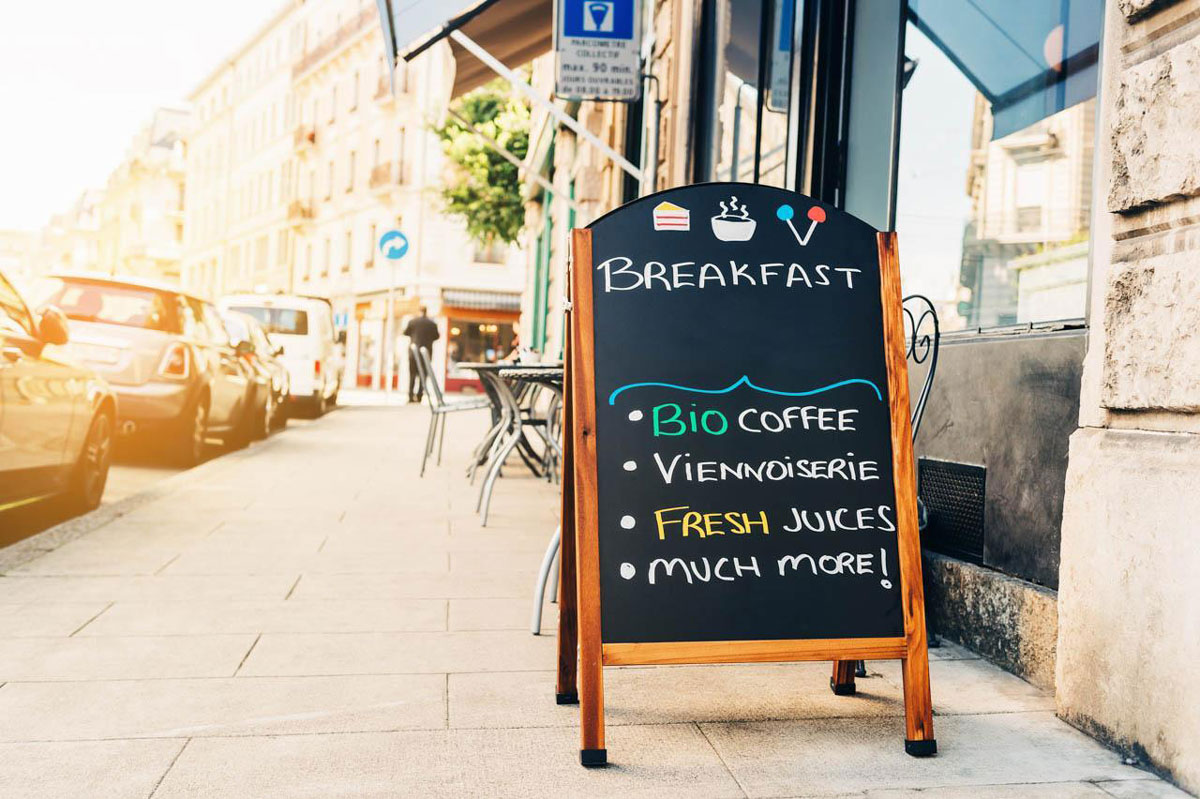 飲食店のウェルカムボード（看板）の写真