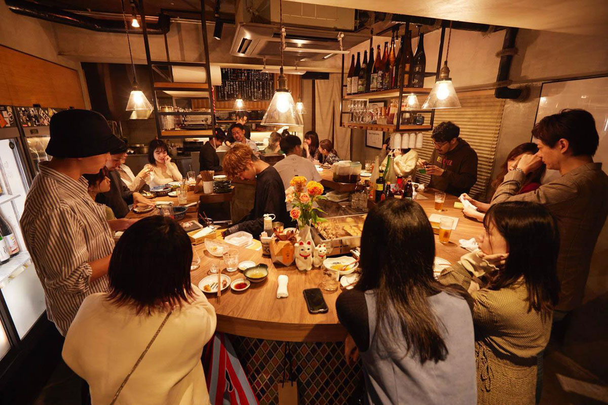 三軒茶屋の居酒屋「コマル」の店内写真