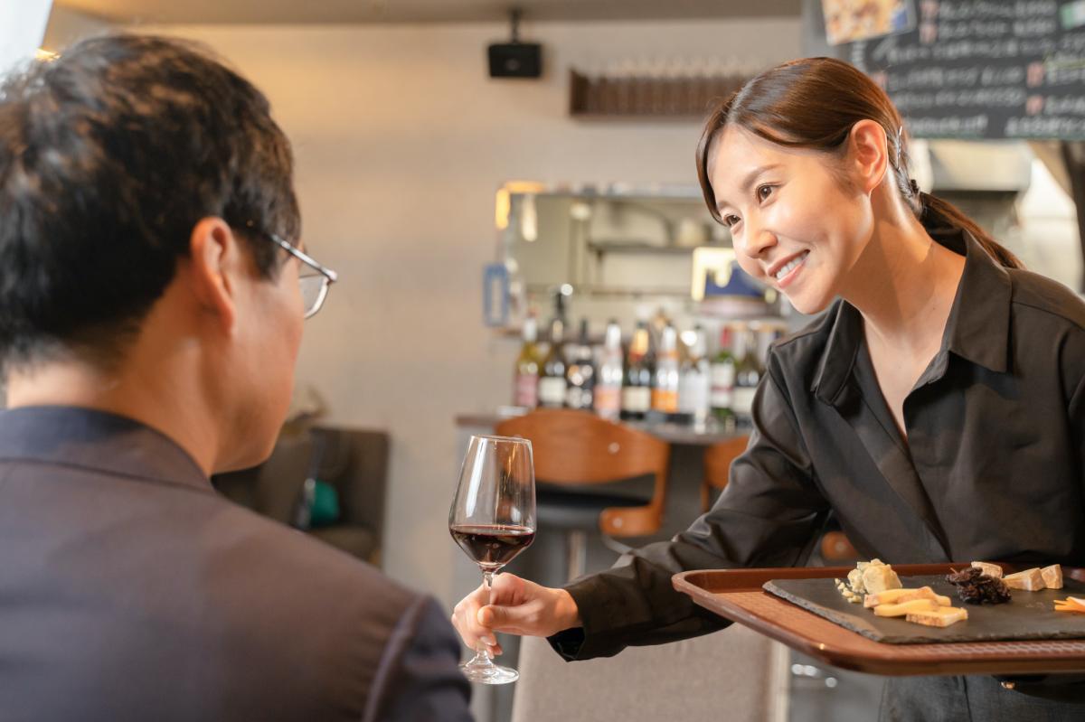 飲食店　接客　上手い人　特徴