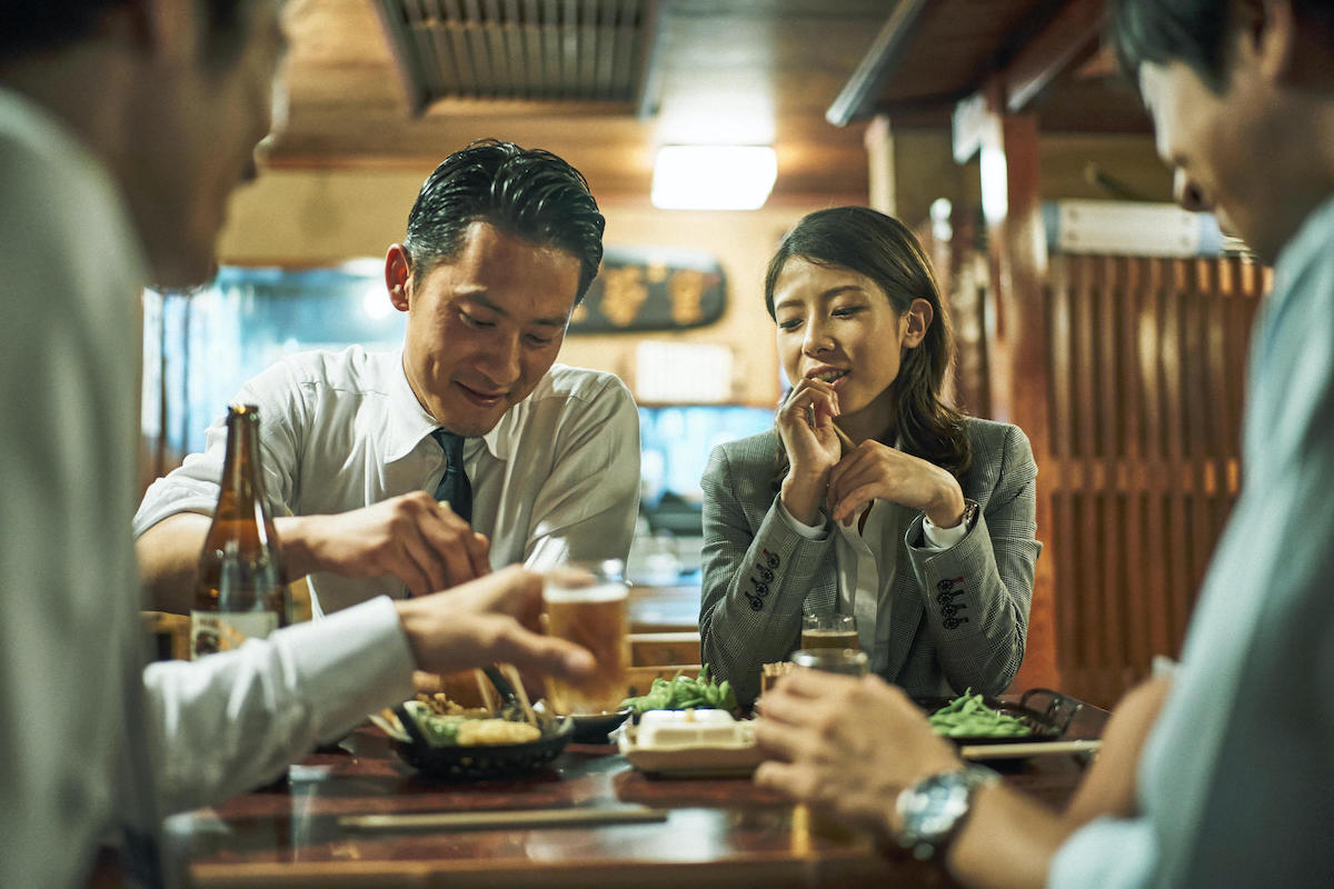 居酒屋にいる人たち