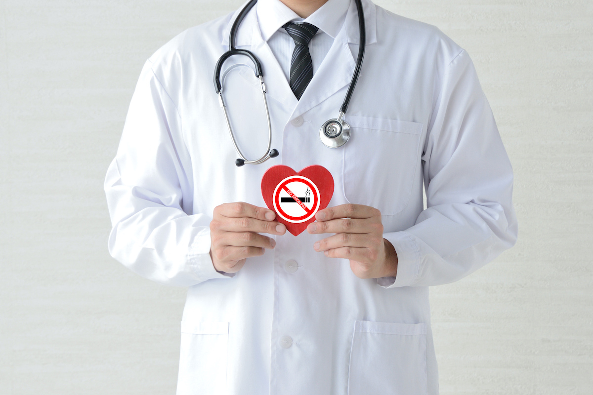 禁煙マークを手に持った医者
