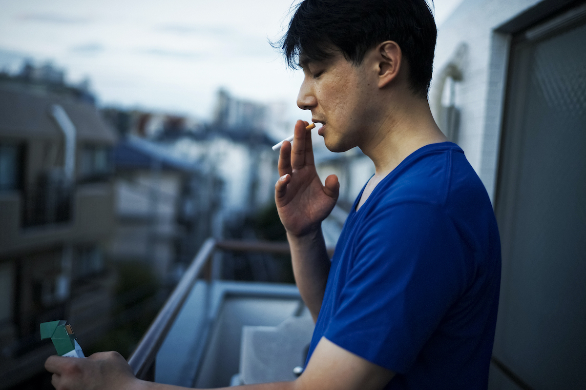 タバコを吸っている男性