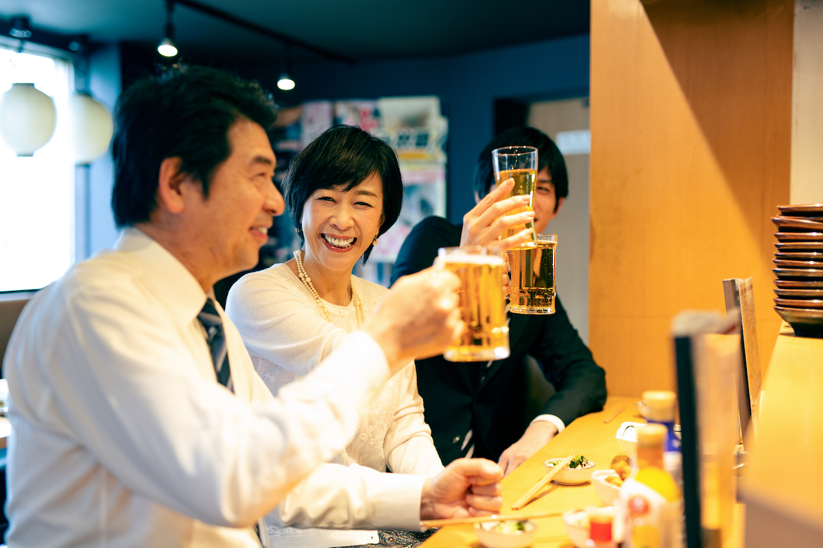 乾杯する人たち