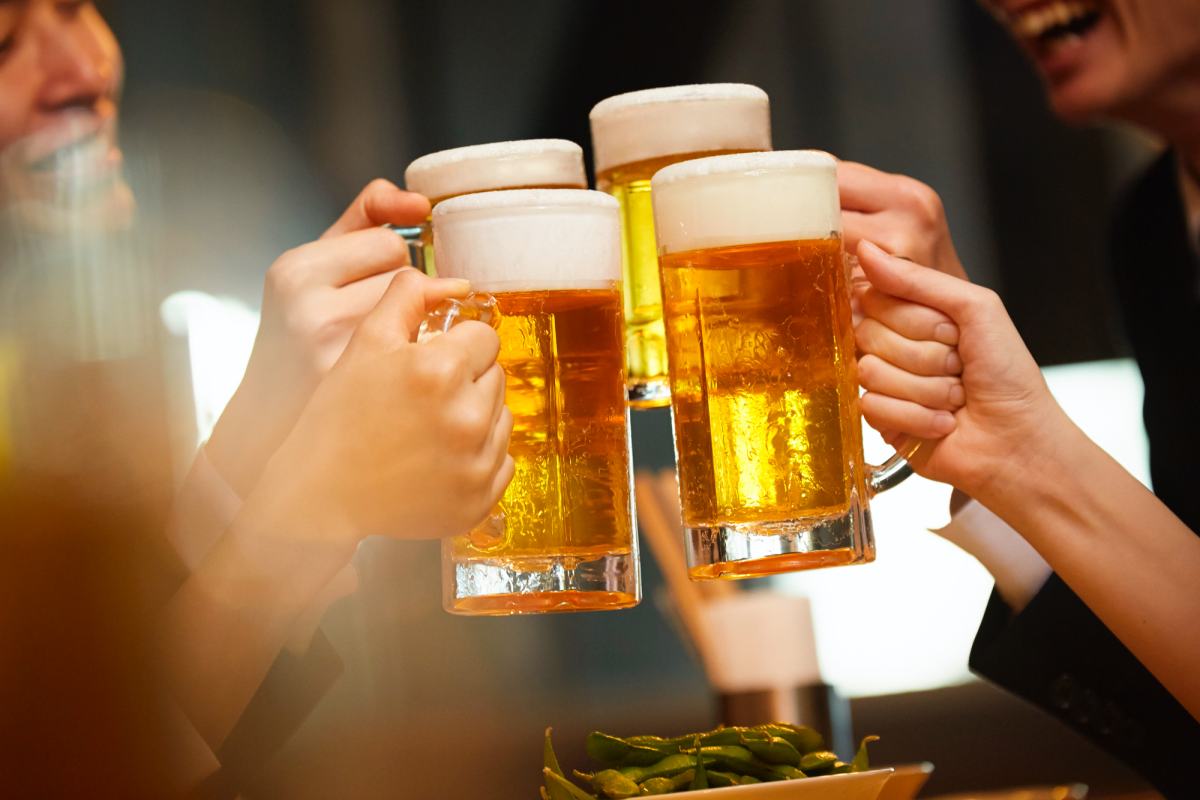 アルコールを手ににぎわう様子