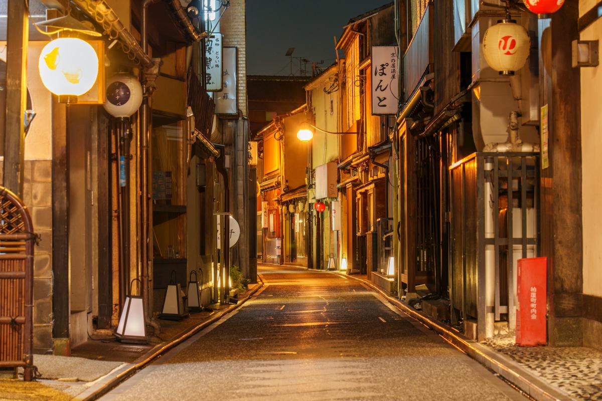 深夜営業の飲食店が立ち並ぶ路地