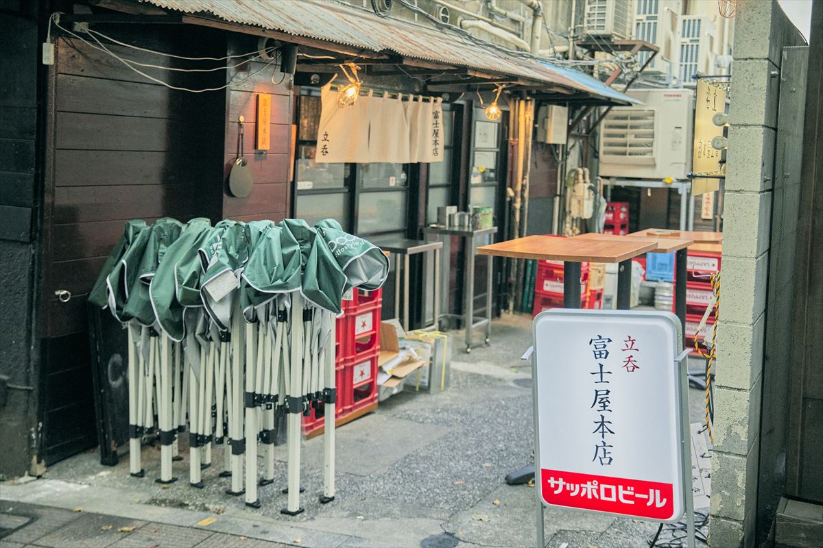 店内は約20坪、外のテラス席を含めると約30坪の敷地。気持ち良い時期は外からお客が埋まるという