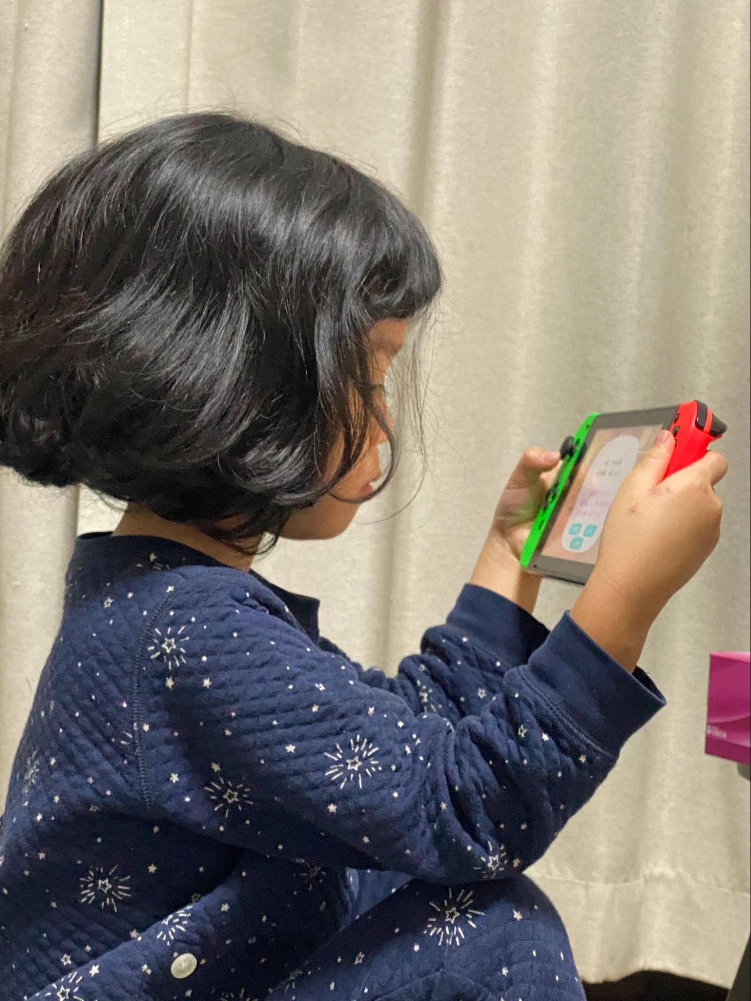 ゲームをする子ども