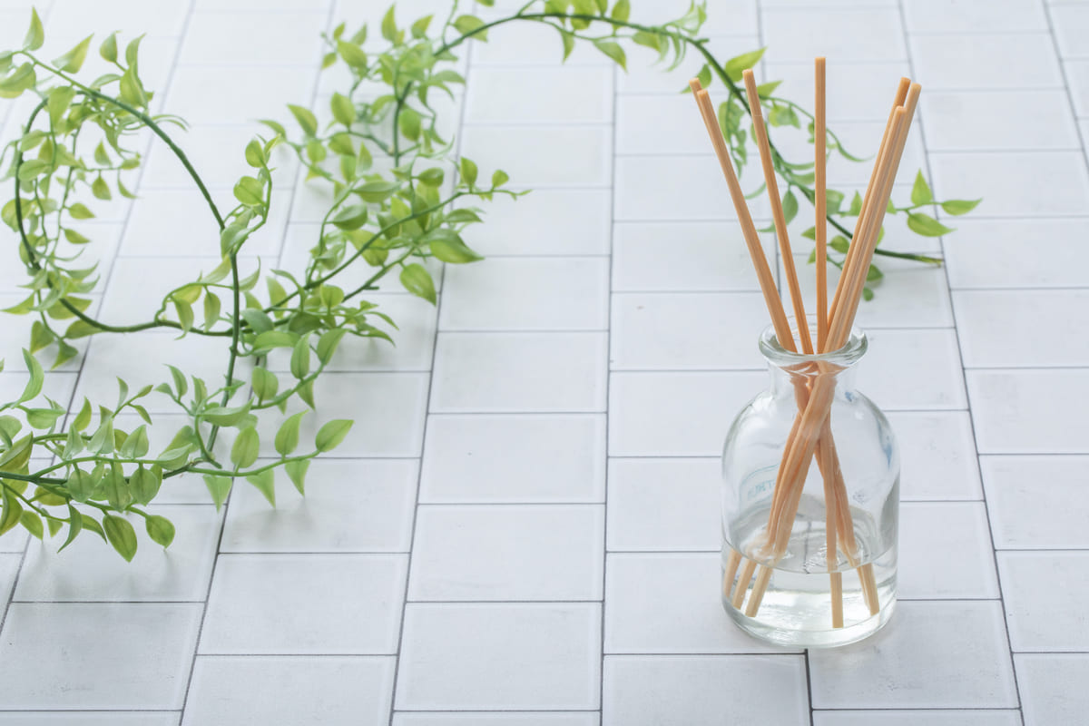 タイルに置かれたディフューザー