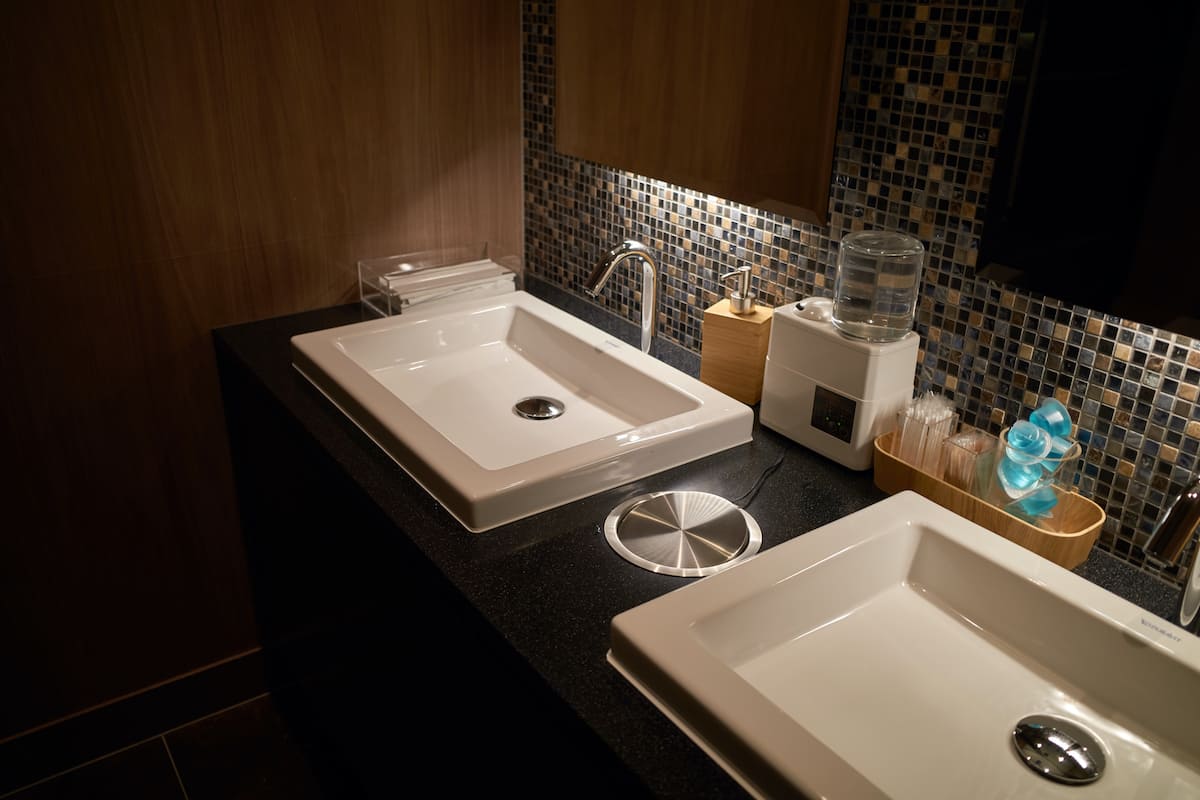 アメニティーが置かれた洗面台