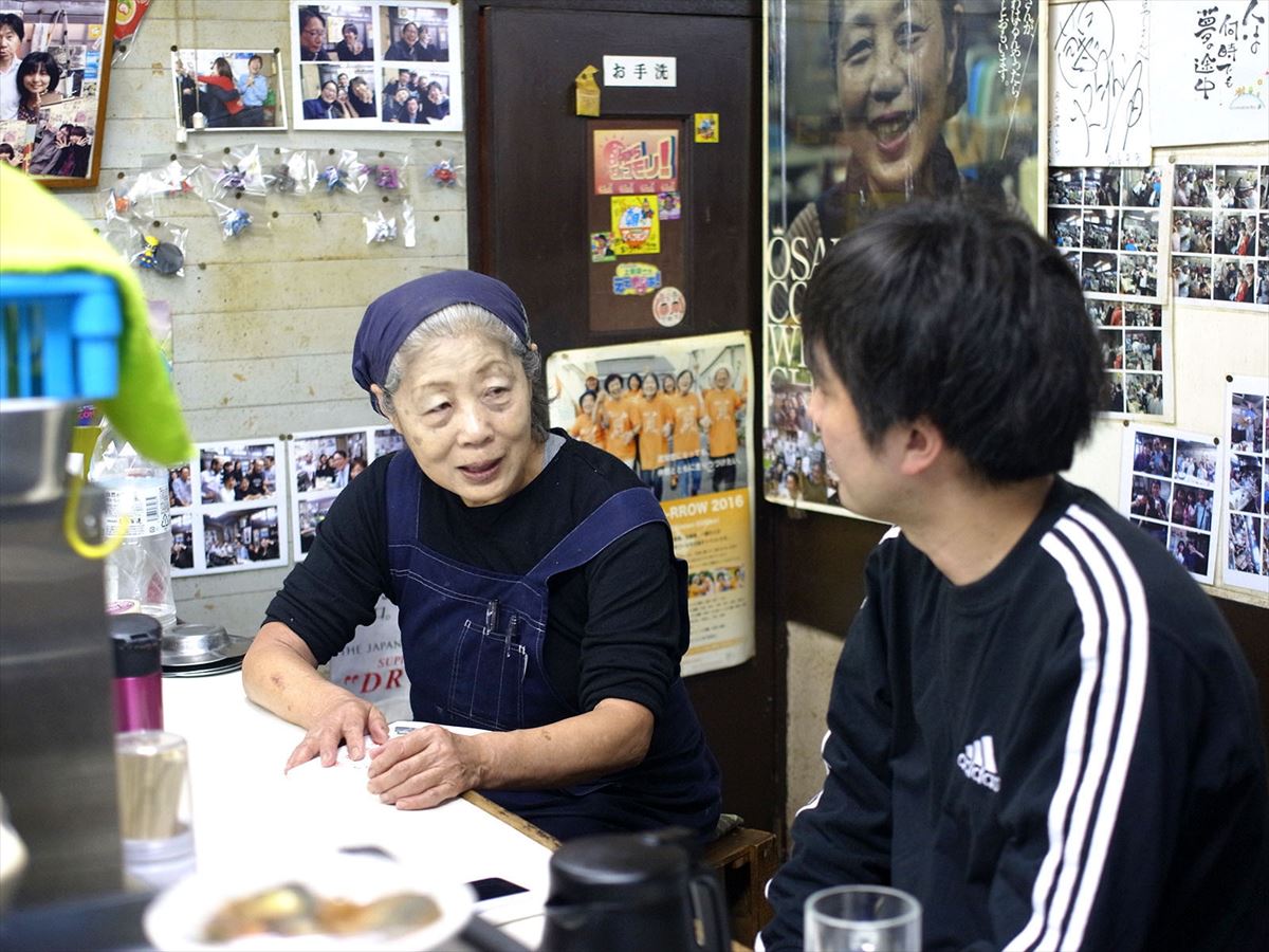 「立ち飲み処 こばやし」店主の小林静江さんにインタビューする著者