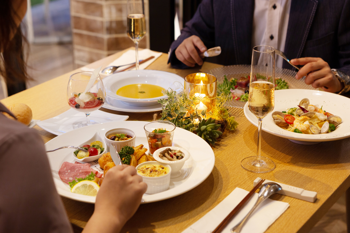 食事をする男女