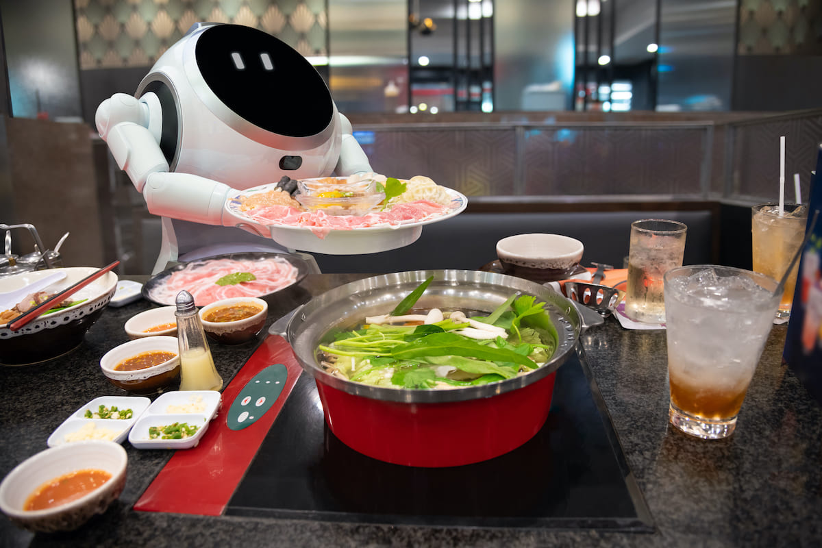 火鍋の具材を運ぶ配膳ロボット