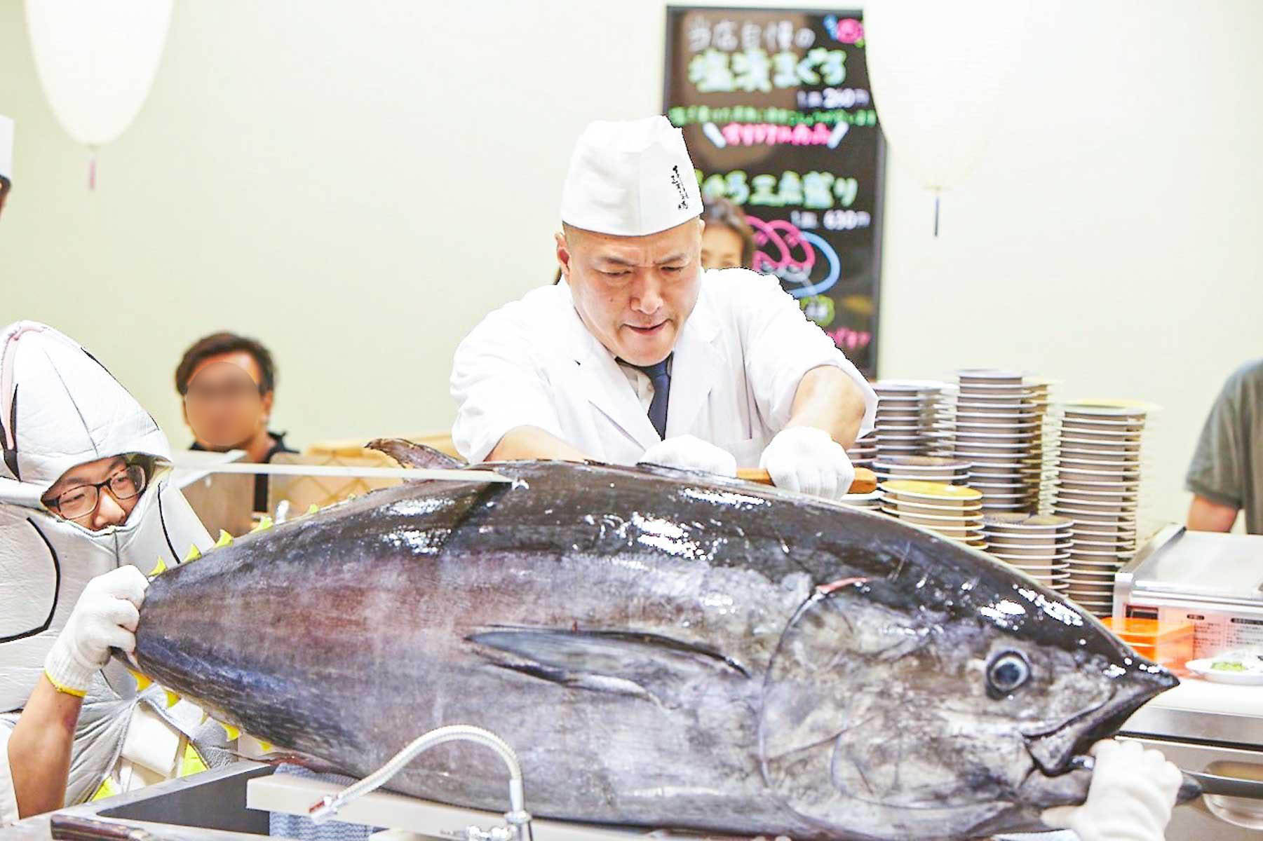 まぐろ問屋 三浦三崎港 横浜ワールドポーターズ店の解体ショー