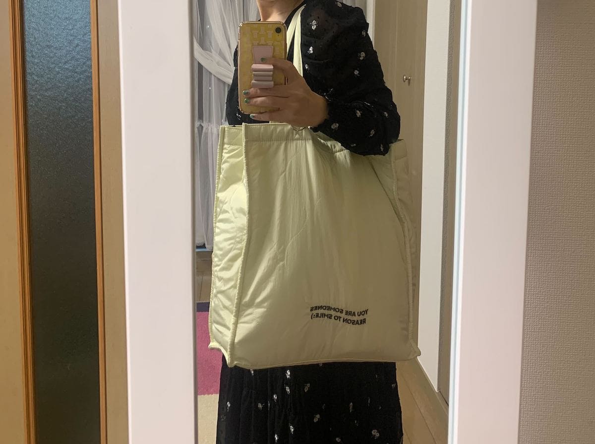 LOWRYS FARM　肩にかけた様子