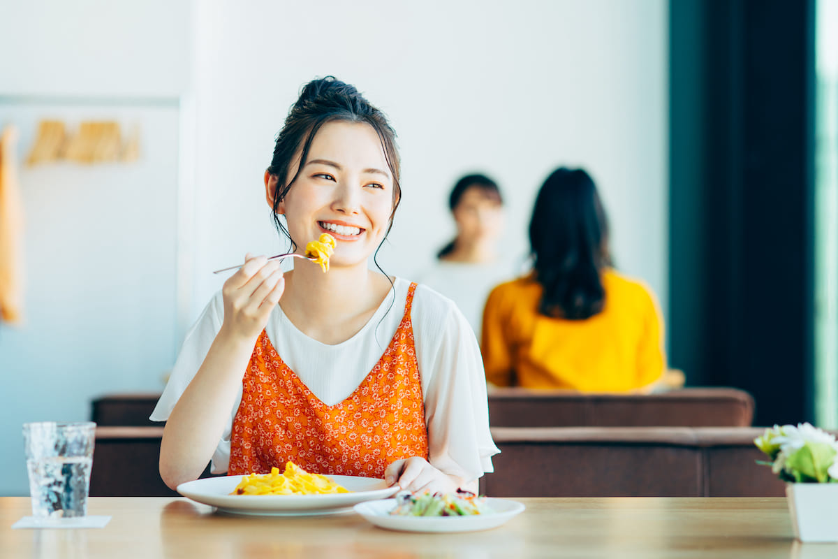 飲食店で食事をする女性