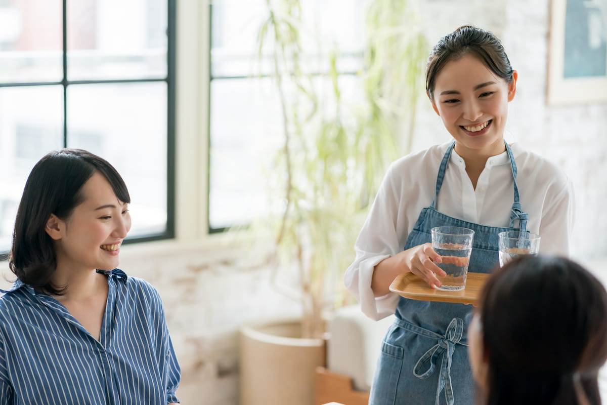 笑顔で接客する飲食店の店員