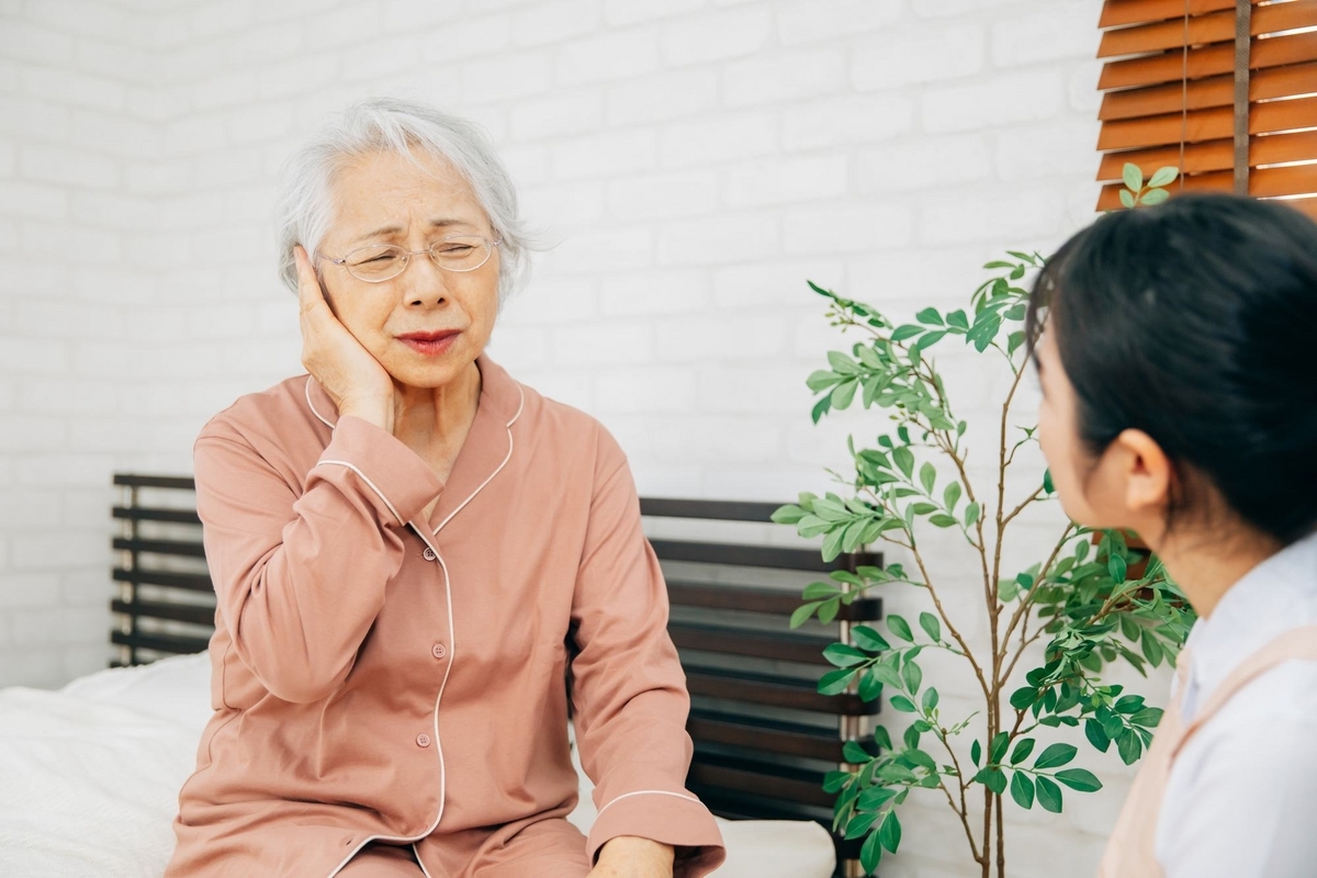 難聴になると認知症のリスクが上がる？ 関連性と対策について分かりやすく解説