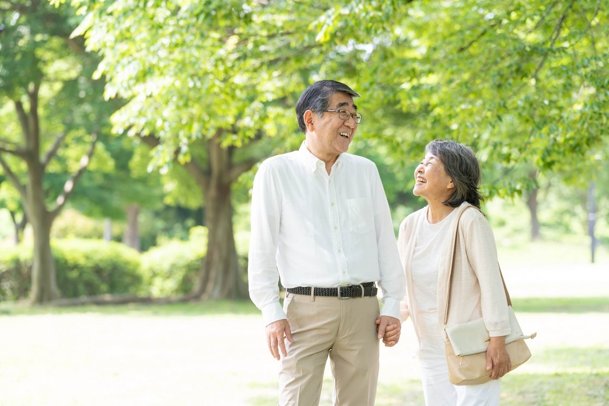 難聴になると認知症のリスクが上がる？ 関連性と対策について分かりやすく解説