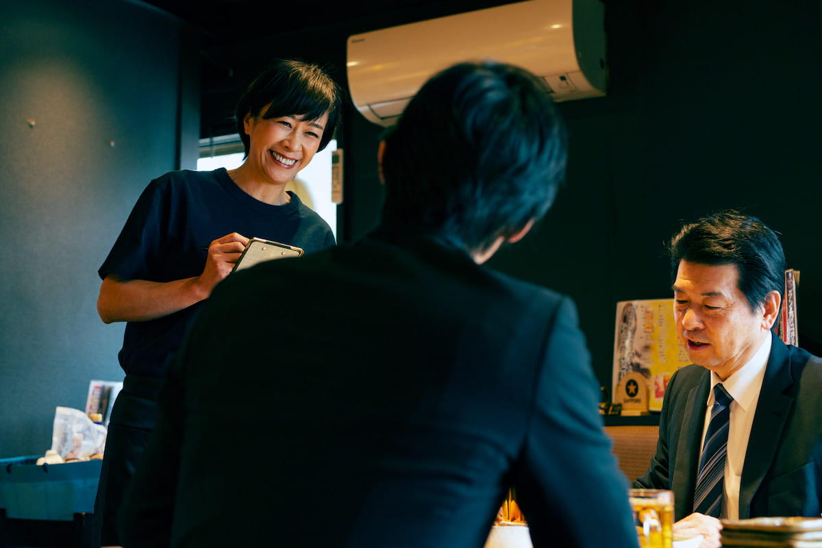 笑顔でオーダーを取る女性の店員