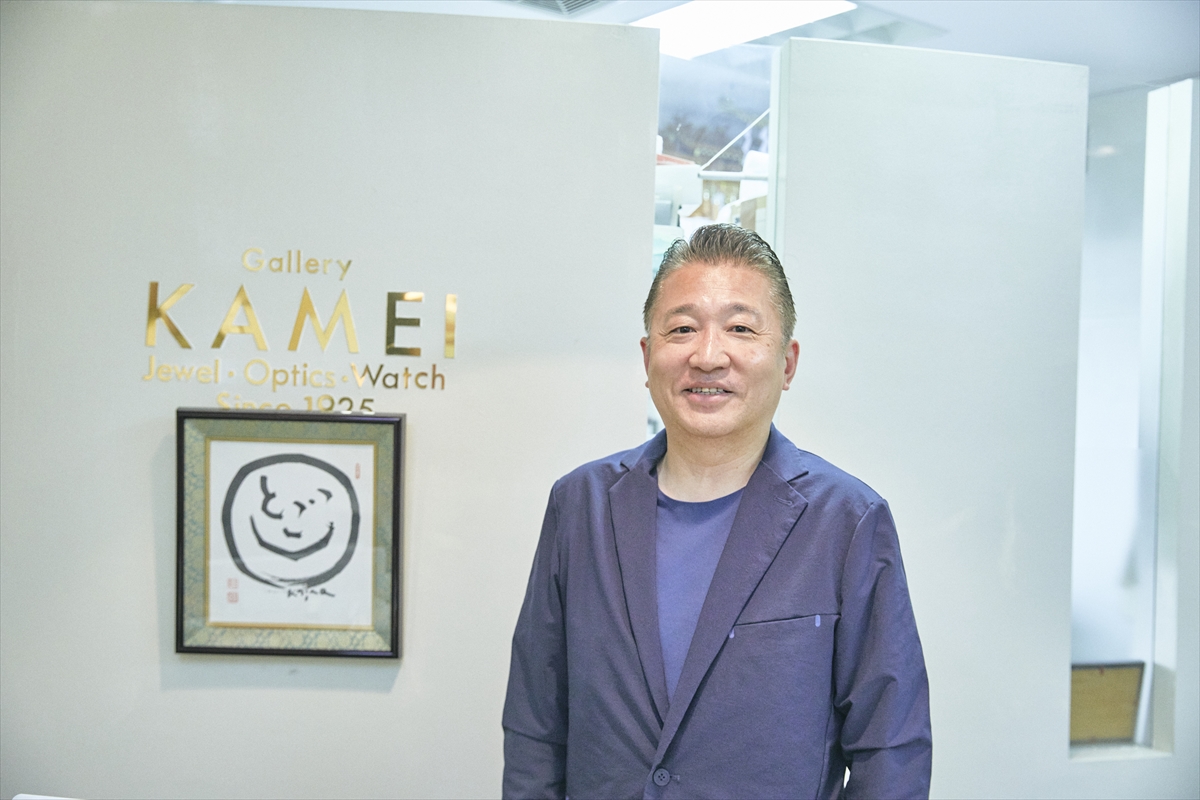亀井哲郎さん（「ギャラリーカメイ」店主、戸越銀座商店街連合会理事広報担当）