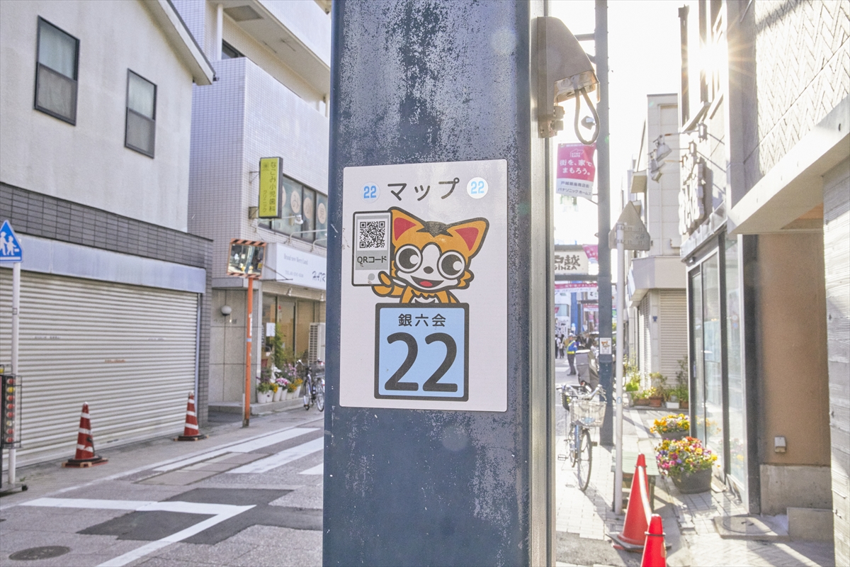 戸越銀座商店街の街路灯に貼られたQRコードのステッカー