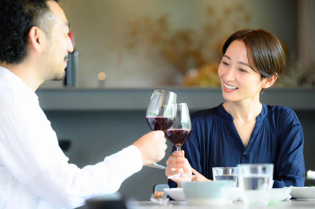 乾杯する男性客と女性客