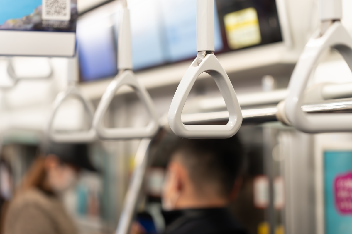 混んでいる電車内のイメージ