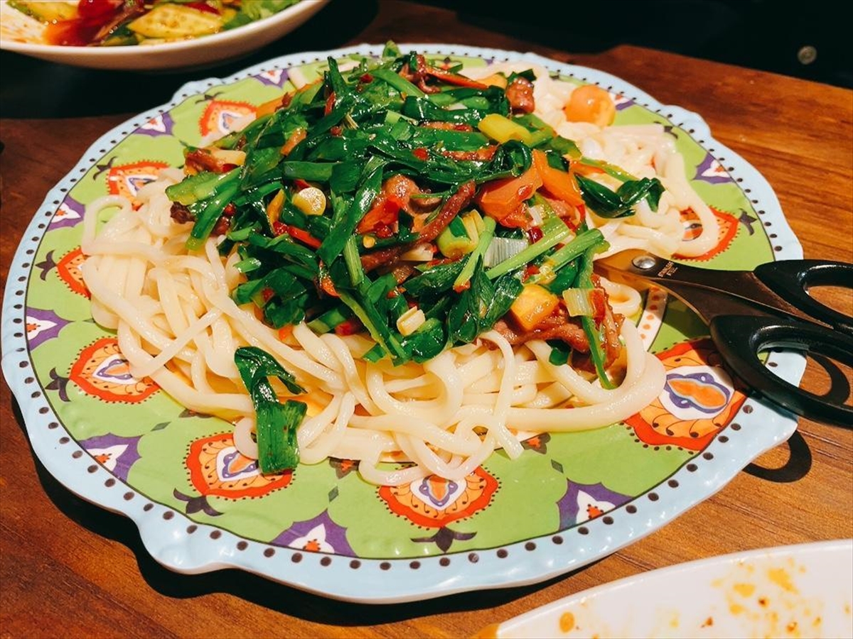 新疆ウイグル自治区で食べられているまぜそば「新疆拌面」。もちもちした麺の食感と、地域によって異なる味付けのバリエーションが特徴