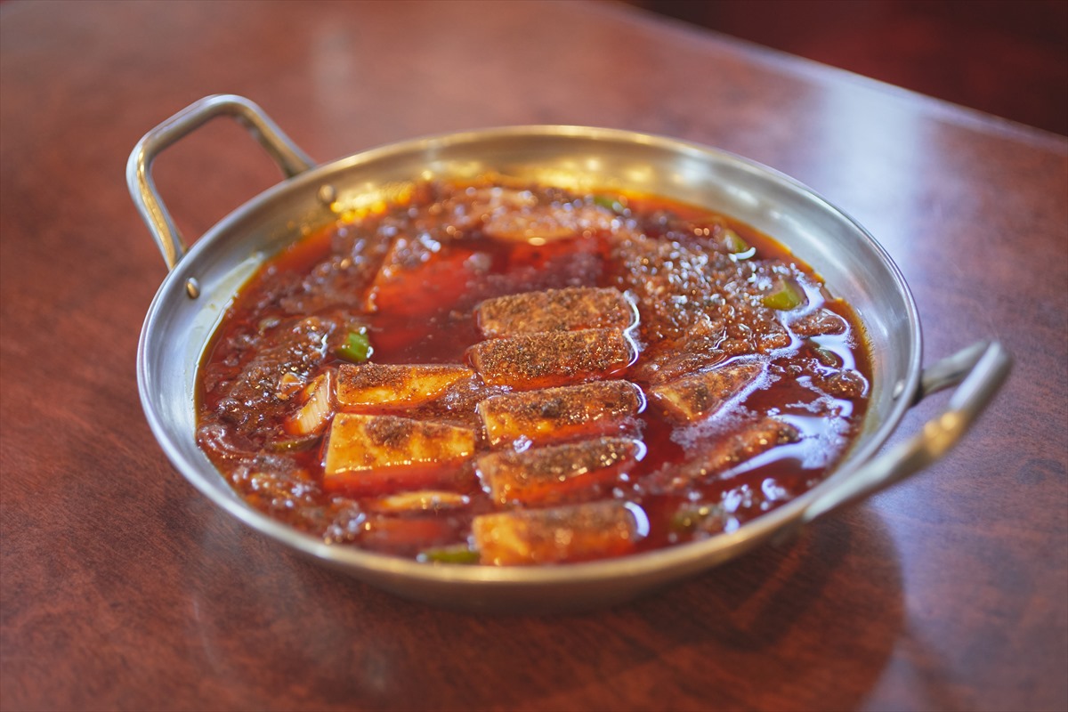 花椒粉をたっぷりかけて提供する特製麻婆豆腐。濃いめの味付けでお酒が進む。レシピは基本的に企業秘密とのこと
