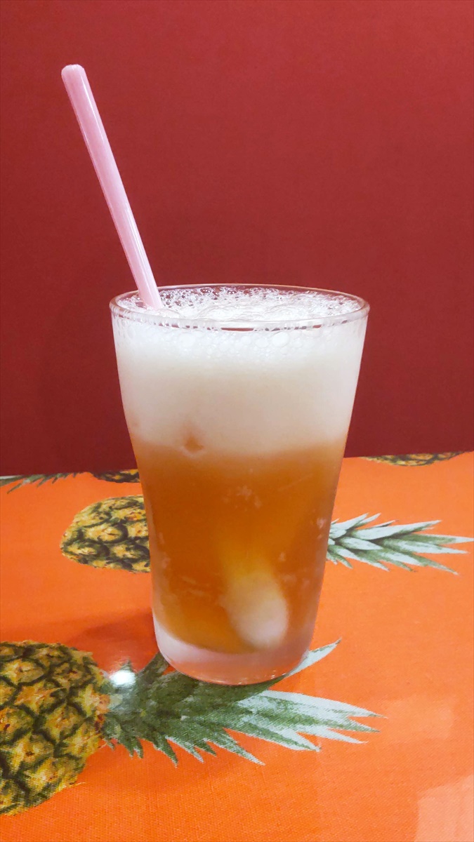 モクテルの一番人気「山谷スパークリング」（700円）。山谷酒と同じ配合のスパイスを水で煮出してシロップを作り、ソーダと割っている（筆者撮影）