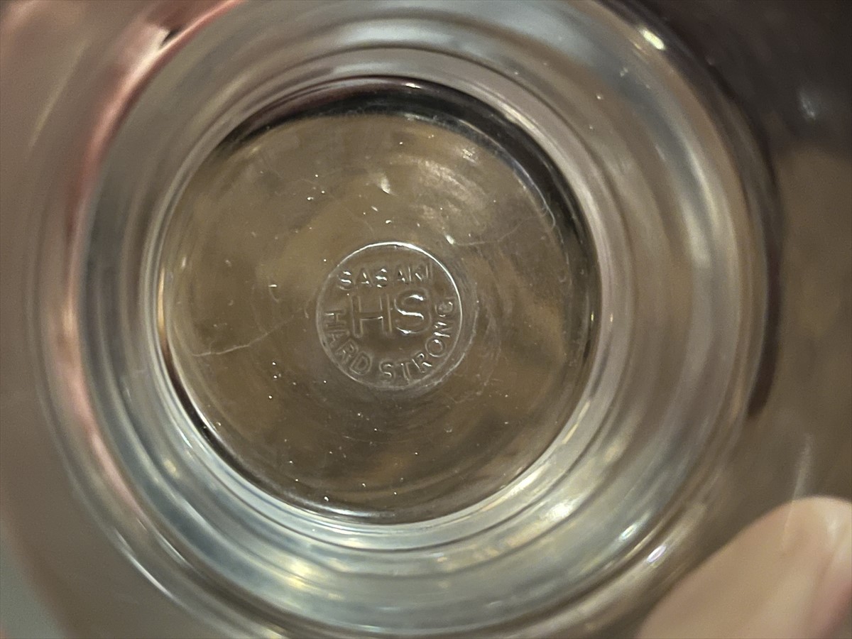 グラスに“SASAKI”と記載されているため、業務用グラスのトップシェアを誇る東洋佐々木ガラス株式会社の前身である佐々木硝子株式会社時代(1967〜2002年)に生産された、優れた耐久性を誇る「HS ハードストロング」だと考えられる