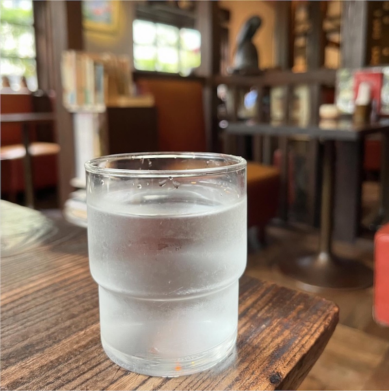 初めて「からす」に訪れた際に飲んだお冷。水垢が一切見えない、美しく磨かれたグラスに感動しました